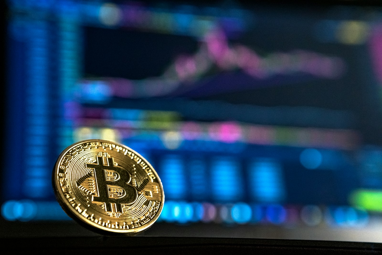 Bitcoin na ciemnym tle — ilustracja do artykułu o aferze Zondacrypto i regulacji rynku kryptoaktywów